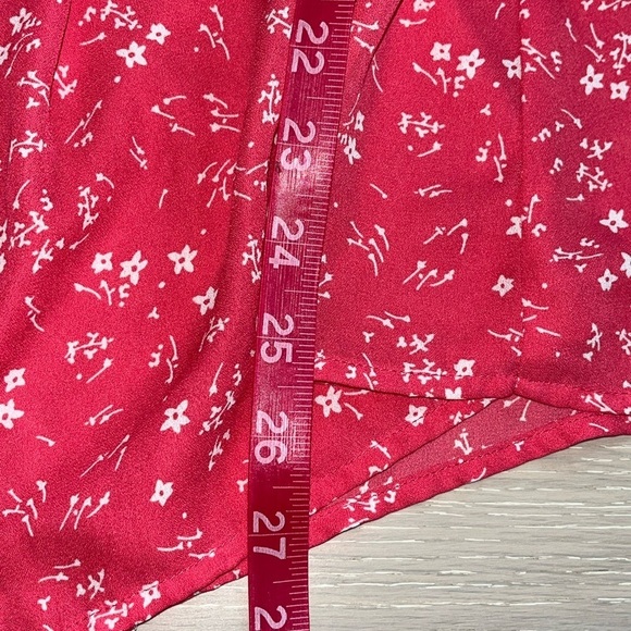 Torrid Pink and White floral pleated chiffon top size 1 - Picture 5 of 7